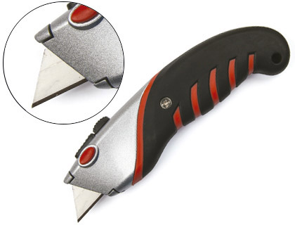 Fournitures de bureau : Cutter q-connect large métal manche caoutchouc lame 18mm blocage sécurité coloris noir/gris/rouge blister